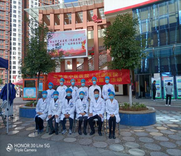 臨滄市中醫(yī)醫(yī)院深入社區(qū)開展“我為群眾辦實事、民族團結(jié)緊相擁”