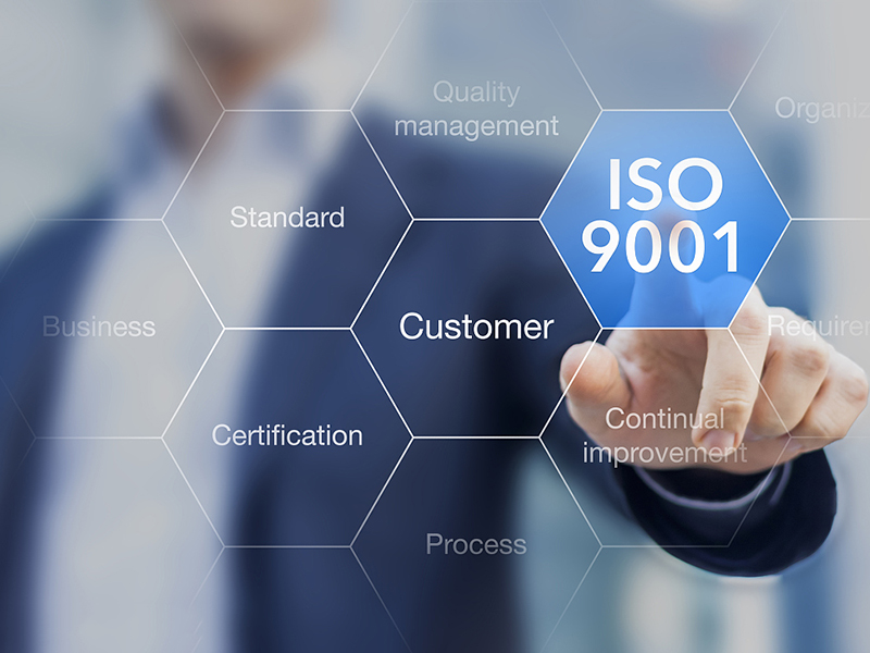 ISO 9001-Standard für Qualitätsmanagement von Organisationen mit einem Auditor oder Manager im Hintergrund